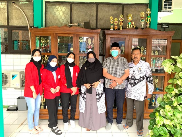 Foto Mahasiswa Mercu Buana dengan para Guru di SMAN 7 Bekasi