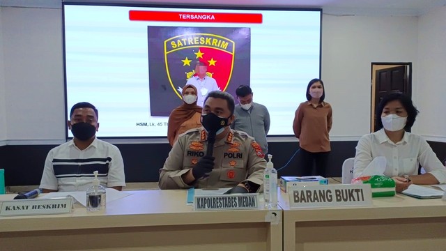 Polisi saat memaparkan kasus penganiyaan kader Satgas PDIP terhadap siswa SMA di Kota Medan, Sabtu (25/12).
 Foto: Dok. Istimewa