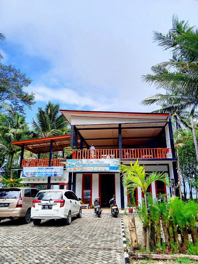 Krui Wave Restoran yang ada di jalur Pantai Walur, Kabupaten Pesisir Barat, Sabtu (25/12) | Foto : Sidik Aryono/Lampung Geh