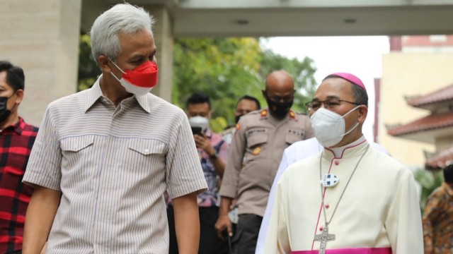 Gubernur Ganjar bertemu Uskup Agung Semarang Romo Robertus Rubiyatmoko, Sabtu (25/12/2021). Foto: istimewa