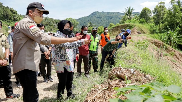 Menteri Sosial Tri Rismaharini mengisi libur Hari Natal dengan menjalankan tugas ke Desa Kebo Ireng, Kecamatan Campur Darat, Kabupaten Tulungagung. Foto: Kemensos RI
