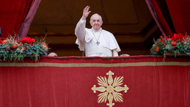 Paus Fransiskus menyampaikan pesan Natal tradisionalnya Urbi et Orbi ke kota dan dunia dari balkon utama Basilika Santo Petrus di Vatikan, Sabtu (25/12). Foto: Media Vatikan/Handout via REUTERS