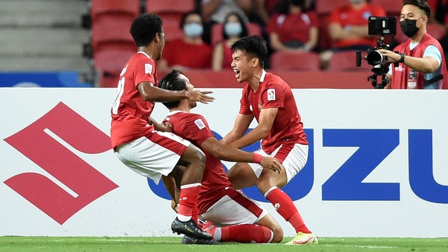 Pemain Timnas Indonesia Ezra Harm Ruud Walian berselebrasi usai mencetak gol saat hadapi Singapura pada semifinal AFF Suzuki Cup di National Stadium Singapura, Sabtu (25/12). Foto: Roslan Rahman/AFP