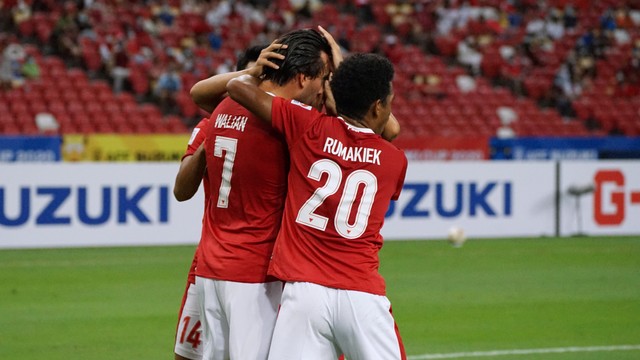 Pemain Timnas Indonesia Ezra Harm Ruud Walian berselebrasi usai mencetak gol saat hadapi Singapura pada semifinal AFF Suzuki Cup di National Stadium Singapura, Sabtu (25/12). Foto: PSSI