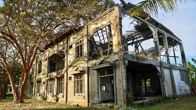 Bekas Rumah Sakit Meuraxa yang dihantam tsunami 17 tahun silam, kini lokasi itu menjadi kompleks kuburan massal Ulee Lheu. Foto: Suparta/acehkini 