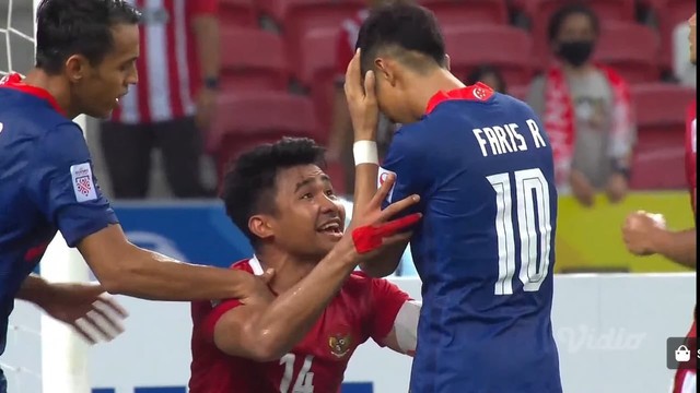 Asnawi Mangkualam mengucap terima kasih kepada striker Singapura, Faris Ramli, yang gagal mengeksekusi penalti. Foto: Twitter/@podcastretropus