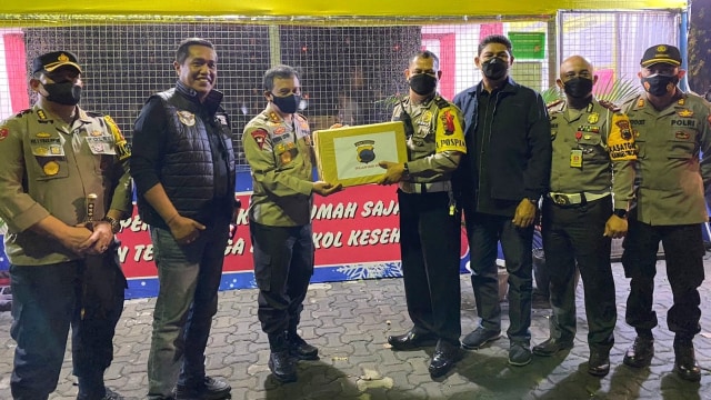 Kapolda Jateng Irjen Pol Ahmad Lutfi (ketiga dari kiri) menyerahkan bantuan kepada polisi yang bertugas di pos pelayanan terpadu Natal 2021 dan Tahun Baru 2022 Benteng Vastenburg, Solo, Sabtu (25/12/2021) tengah malam. FOTO: Agung Santoso