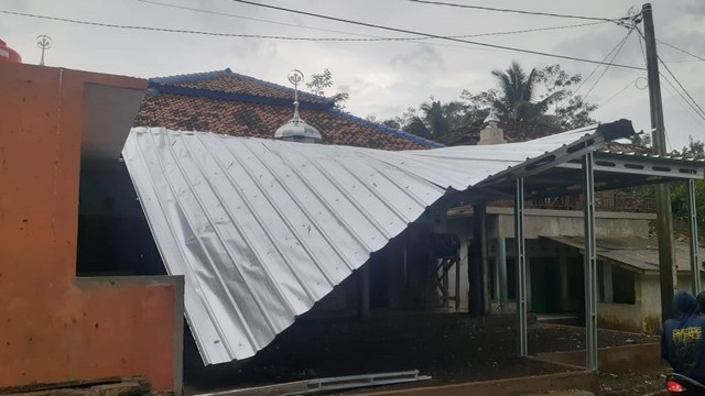 Angin puting beliung merusak sejumlah rumah milik warga di Kampung Pasir Jeruk, Desa Cimanggu, Kabupaten Cianjur, Jawa Barat, Minggu (26/12).  Foto: Dok. Istimewa