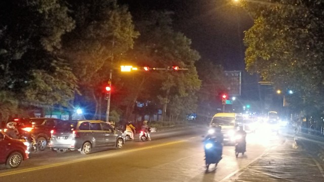 Kendaraan melintasi kawasan batas kota di Kleco, Solo, Minggu (26/12/2021). FOTO: Agung Santoso 