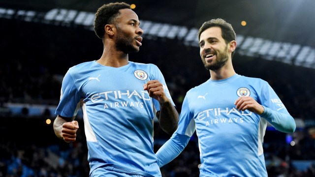 Pemain Manchester City Raheem Sterling melakukan selebrasi usai mencetak gol keempat saat melawan Leicester City di Stadion Etihad, Manchester, Inggris. Foto: Peter Powell/Reuters