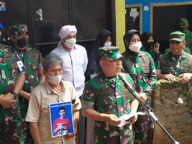 KSAD Jenderal Dudung Beri Santunan pada Keluarga Dua Korban Tabrak Lari di Bandung. Foto: Rachmadi Rasyad/kumparan