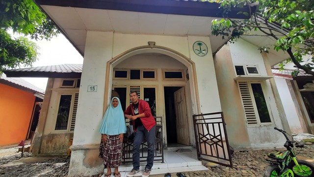 Bersama Nek Aisyah di Desa Mukhan, Aceh Jaya, setelah 17 tahun tsunami Aceh. Foto: Habil razali/acehkini 