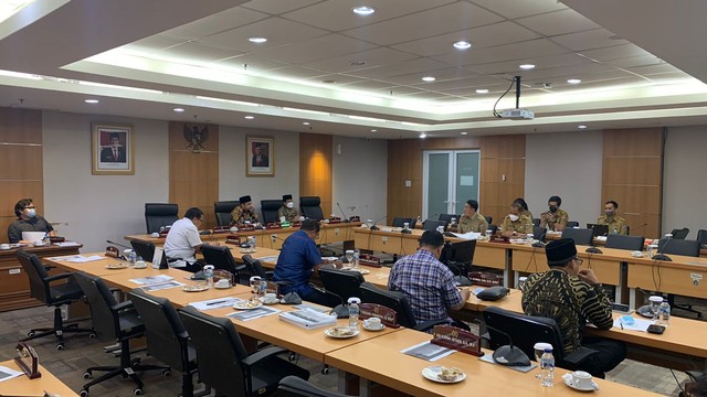 Rapat kerja komisi B DPRD DKI Jakarta bersama dengan Disnakertrans DKI Jakarta membahas terkait revisi UMP DKI Jakarta Tahun 2022 di Ruang Rapat Komisi B, DPRD DKI Jakarta, Senin (27/12). Foto: Nugroho GN/kumparan