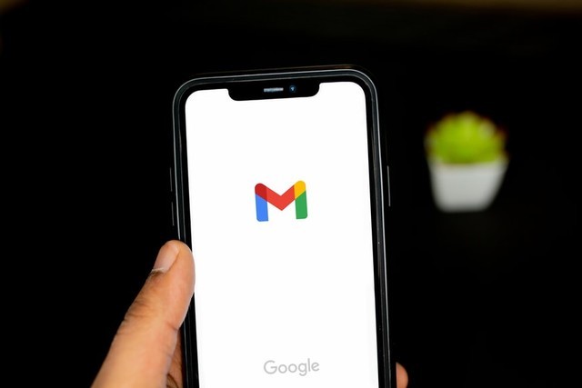 Ilustrasi membuat email baru di HP yang sudah ada emailnya. Foto: Unsplash.com
