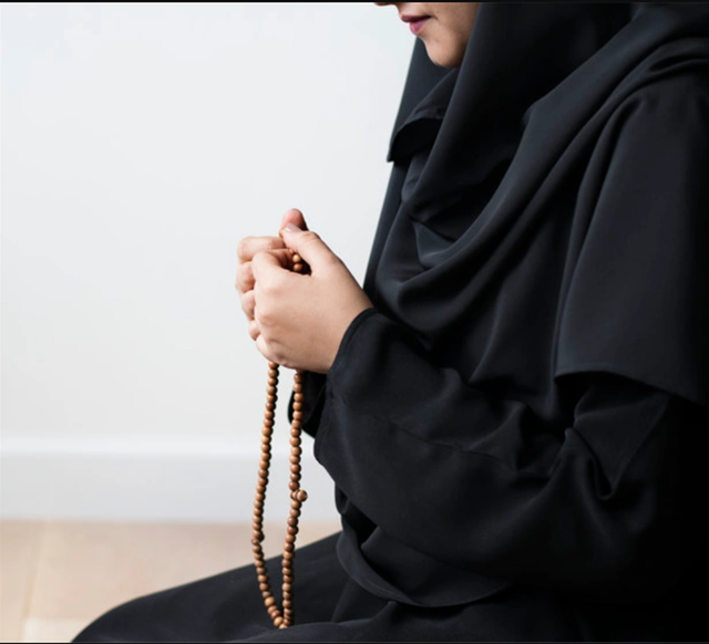 Ilustrasi wanita mengucapkan astagfirullah meminta ampunan Allah SWT. Foto: freepik.com/rawpixel-com