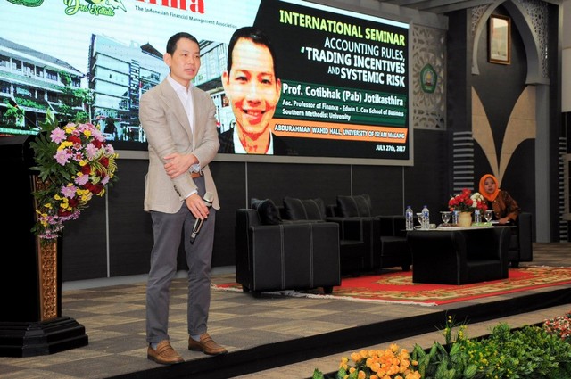 Chotibhak (Pab) Jotikasthira (Associate Professor of Finance at the Edwin L. Cox School of Business at Southern Methodist University, Amerika Serikat) bakal sebagai Keynote Speaker dalam 4th ICEBUSS yangdigelar FEB UNISMA sebagai host pada 1 Februari 2022 mendatang.