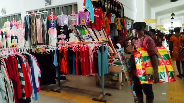 Aktivitas di Pasar Skouw Kota Jayapura yang terletak di perbatasan Papua. (BumiPapua.com/Katharina) 