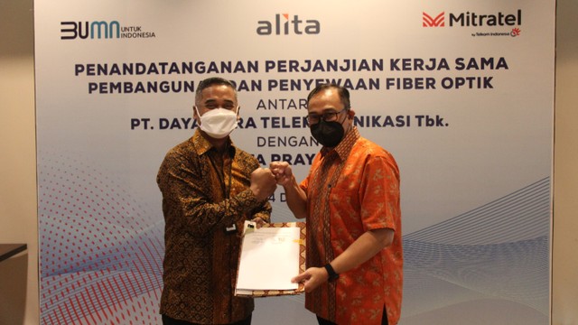 Penandatanganan Perjanjian Kerja Sama (PKS) Pembangunan dan Penyewaan Fiber Optik antara PT Dayamitra Telekomunikasi Tbk (Mitratel) dan PT Alita Praya Mitra (Alita). 
 Foto: Mitratel