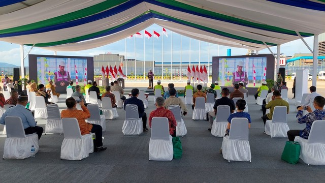 Presiden Jokowi saat memberikan pengarahan sebelum peresmian smelter PT Gunbuster Nickel Industri di Kawasan PT Virtue Dragon Nickel Industri Park. Foto: kendarinesia/Fadhil Attamimi