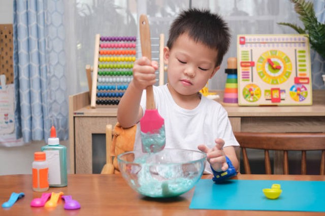 Ilustrasi seorang anak sedang membuat slime. Foto: iStock
