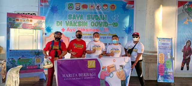 Penyaluran sembako dari HARITA Nickel dalam kegiatan Vaksinasi. Foto: Istimewa