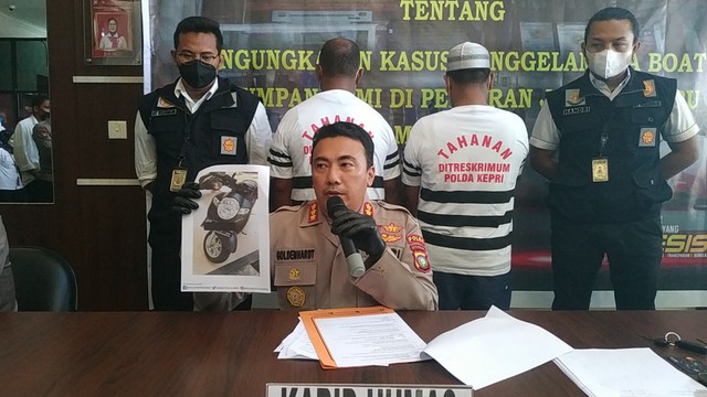 Kabid Humas Polda Kepri, Kombes Pol Harry Goldenhardt, menunjukkan gambar barang bukti yang diamankan dari kedua pelaku perantara PMI korban kapal terbalik di Malaysia. Foto: Zalfirega/kepripedia.com