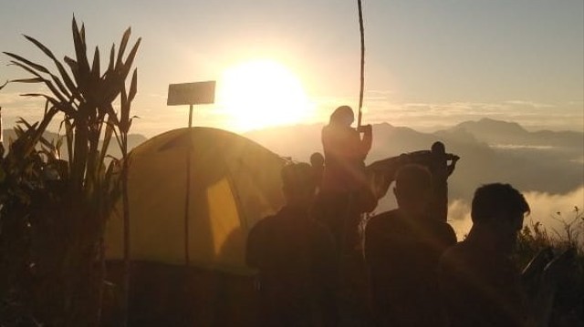Para pendaki yang sedang mengambil gambar di puncak Bukit. Sumber foto : Vonina Iga