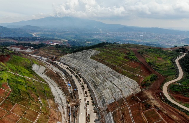 Foto udara kawasan rawan longsor pada proyek Jalan Tol Cileunyi-Sumedang-Dawuan (Cisumdawu) di Ciherang, Kabupaten Sumedang, Jawa Barat, Sabtu (25/12/2021). Foto: Raisan Al Farisi/Antara Foto
