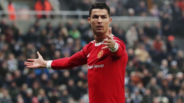 Ekspresi pemain Manchester United Cristiano Ronaldo saat mendapat kartu kuning setelah melanggar pemain Newcastle United Ryan Fraser. Foto: Scott Heppell/Reuters