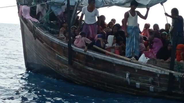 Pengungsi Rohingya dalam kapal kayu yang terombang-ambing di laut Bireuen, Aceh, didominasi kalangan perempuan dan anak. Foto: Dok. Panglima Laot