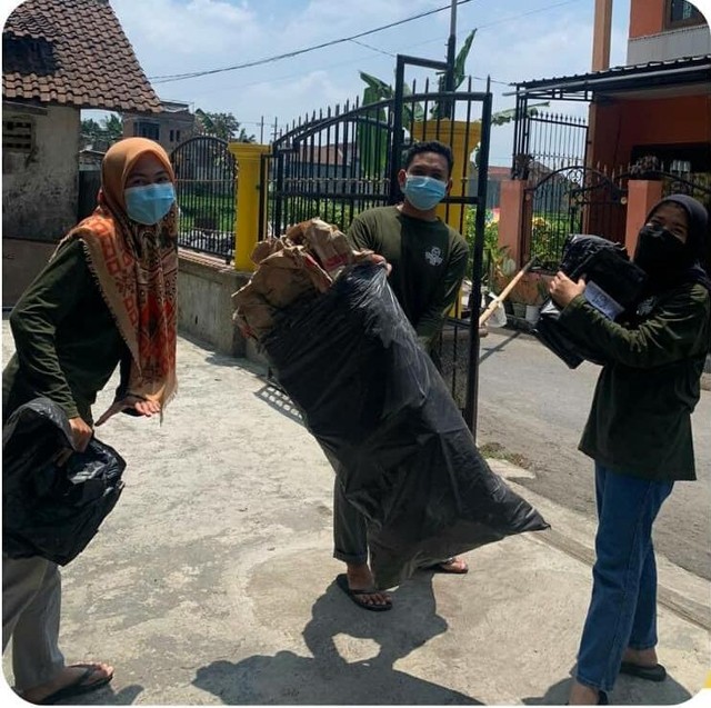 Tim PHP2D memilah sampah bersama warga. Foto: dok