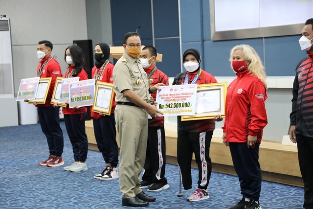 Gubernur Provinsi DKI Jakarta, Anies Baswedan, secara resmi menyerahkan bonus atau tali asih kepada atlet beserta pelatih kontingen DKI Jakarta yang telah berprestasi pada penyelenggaraan PON XX/2021 dan PEPARNAS XVI/2021 di Papua. Foto: ppid.jakarta.