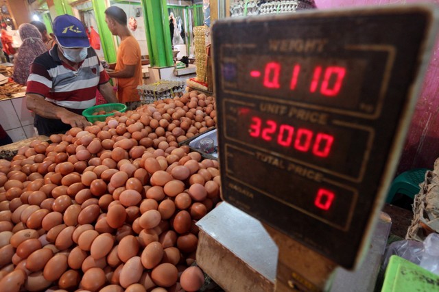 Pembeli memilih telur yang dijual di Pasar Cibinong, Kabupaten Bogor, Jawa Barat, Senin (27/12).  Foto: Yulius Satria Wijaya/ANTARA FOTO