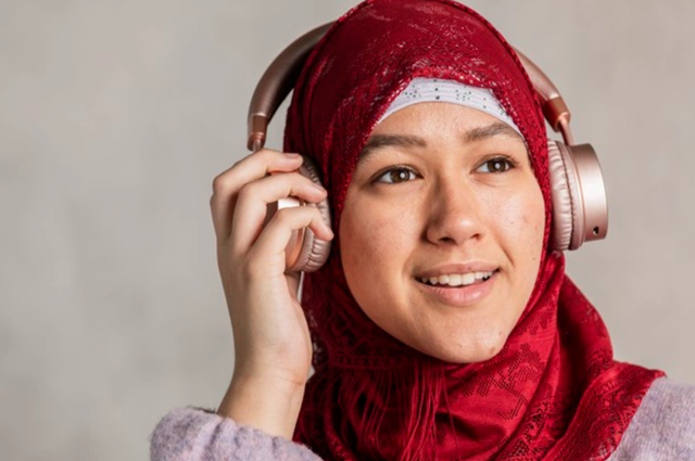 Ilustrasi mendengarkan sholawat astagfirullah. Foto: freepik.com/rawpixel-com
