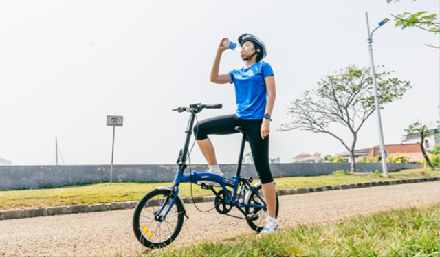 Ilustrasi perempuan mengonsumsi Pocari Sweat saat berolahraga. Foto: Dok. Istimewa