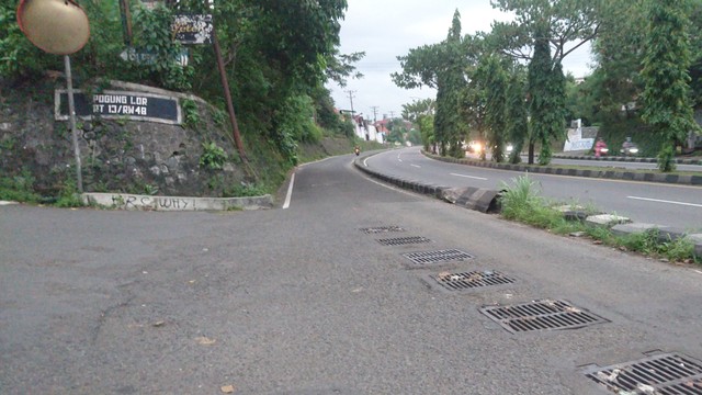 Lubang drainase di jalur lambat ringroad utara Yogya banyak dikeluhkan pengguna jalan. Foto: Widi Erha Pradana