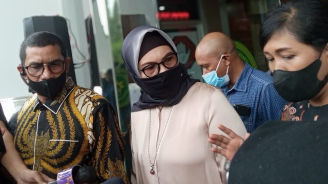 Ibunda Gaga Muhammad, Janariyah (tengah), di PN Jakarta Timur, Selasa (28/12). Foto: Giovanni/kumparan