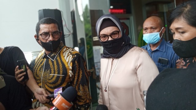 Ibunda Gaga Muhammad, Janariyah (tengah), di PN Jakarta Timur, Selasa (28/12). Foto: Giovanni/kumparan