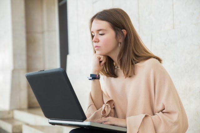 Ilustrasi seseorang mencoba menulis daftar pustaka dari internet. Foto: Pixabay