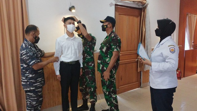 Validasi pendaftaran calon pendaftar prajurit TNI AL di Mako Lanal Karimun. Foto: Khairul S/kepripedia.com