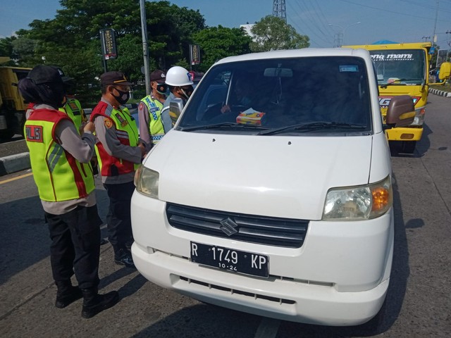 Petugas gabungan memeriksa kendaraan dari luar wilayah aglomerasi yang hendak masuk ke Kota Cirebon.(Juan)