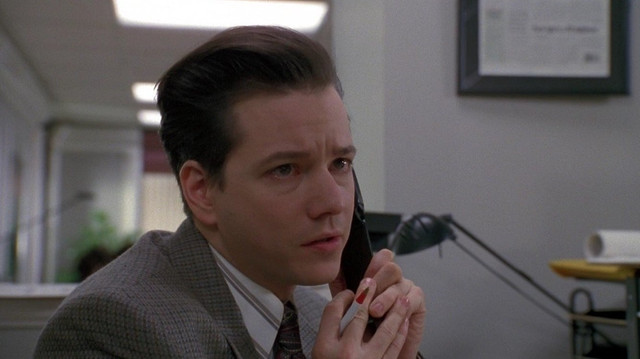 Guy (yang diperankan oleh Frank Whaley) beraksi dalam satu adegan sebagai sekretaris. Disadur dari: https://www.movie-trailer.co.uk/trailers/1994/swimming-with-sharks/