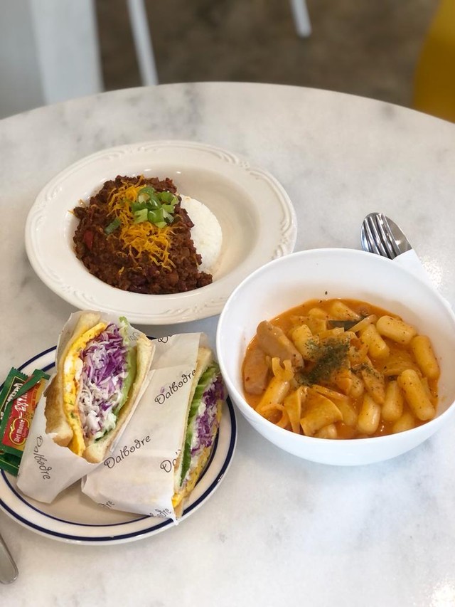 Aneka makanan ala kafe Dalbodre di Terogong, Jakarta Foto: Azalia Amadea/Kumparan