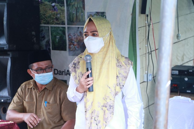 Anggota Komisi IV DPR RI, Alien Mus, saat berdialog dihadapan kelompok tani di Kelurahan Loto, Maluku Utara. Foto: SAR/cermat