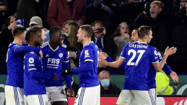 Pemain Leicester City melakukan selebrasi saat melawan Liverpool di Stadion King Power, Leicester, Inggris. Foto: Rebecca Naden/Reuters