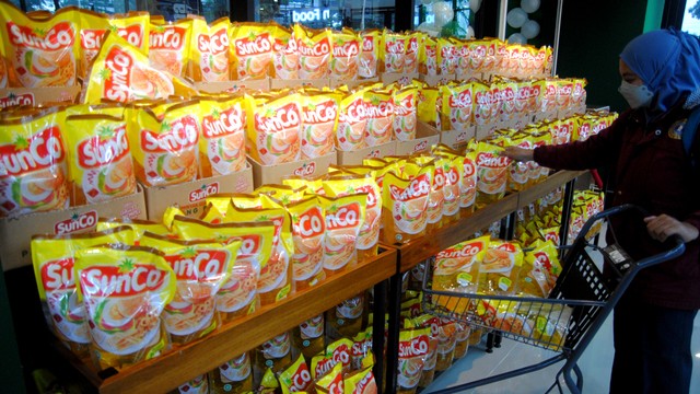Seorang pengunjung memilih minyak goreng kemasan di Supermarket GS, Mal Boxies123, Bogor, Jawa Barat, Selasa (28/12/2021). Foto: Arif Firmansyah/ANTARA FOTO