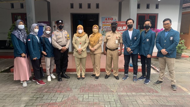 Mahasiswa KKN Tematik X ExoVillage bersama Lurah dan Anggota Pemerintahan Kelurahan Jabungan. (Sumber : Dokumentasi Tim KKN Tematik X ExoVillage Desa Jabungan)