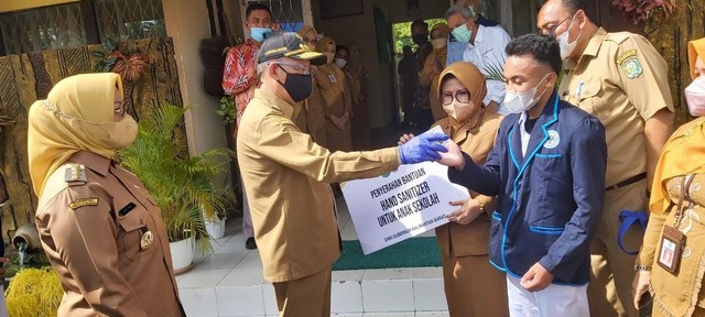 Gubernur Kalbar, Sutarmidji, menyerahkan bantuan hand sanitizer ke siswa SMK Negeri 1 Mempawah. Foto: Leo Prima/Hi!Pontianak
