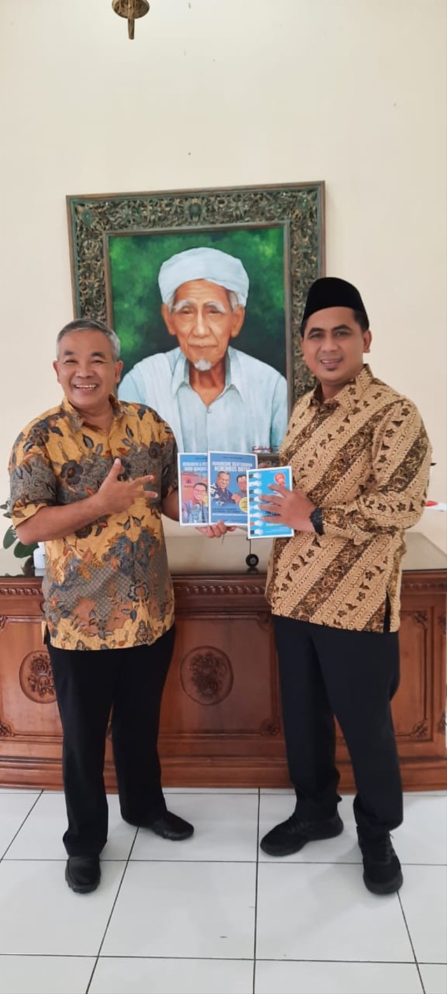 Dr Aqua Dwipayana (kiri) bersama Wakil Gubernur Jateng, Taj Yasin Maimoen. Foto: dok