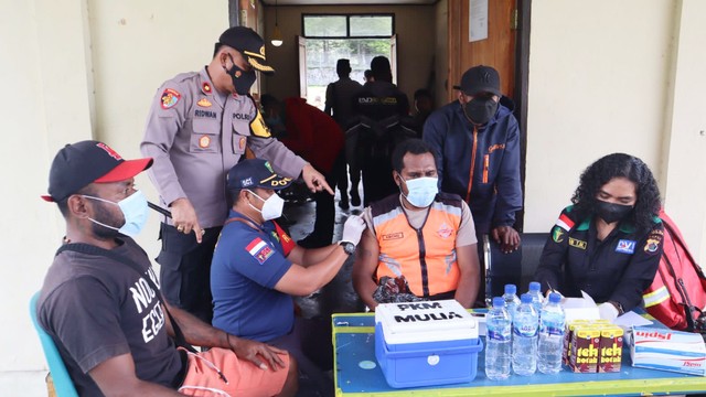 Vaksinasi di Kabupaten Puncak Jaya. (Dok Humas Polda Papua)